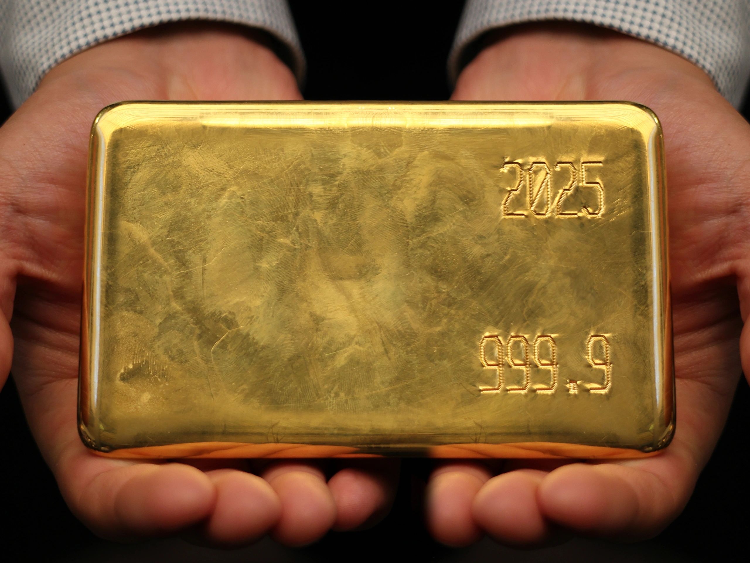 1 oz gold bar investment bullion isolated on white